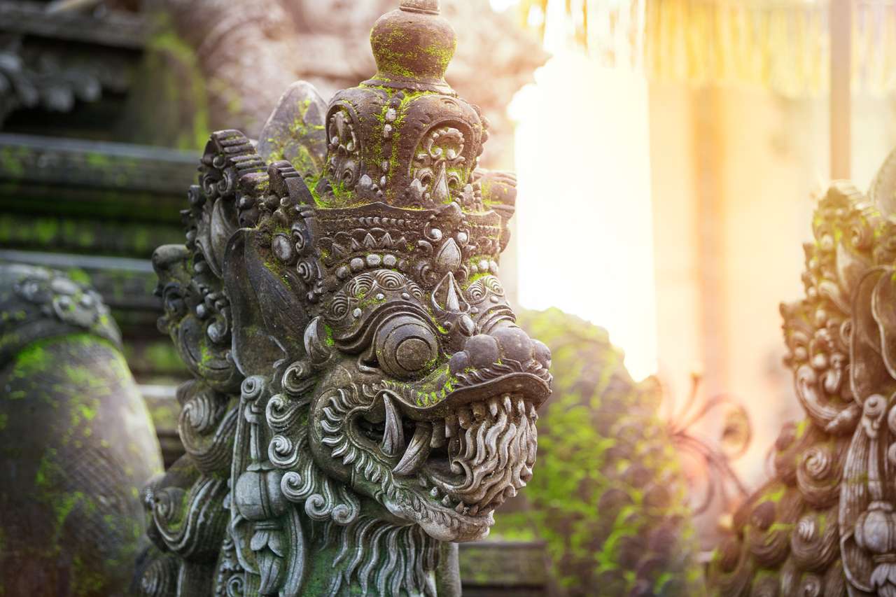 Sculptura tradițională de sculptură de piatră Balineză la Bali, Indonezia puzzle online