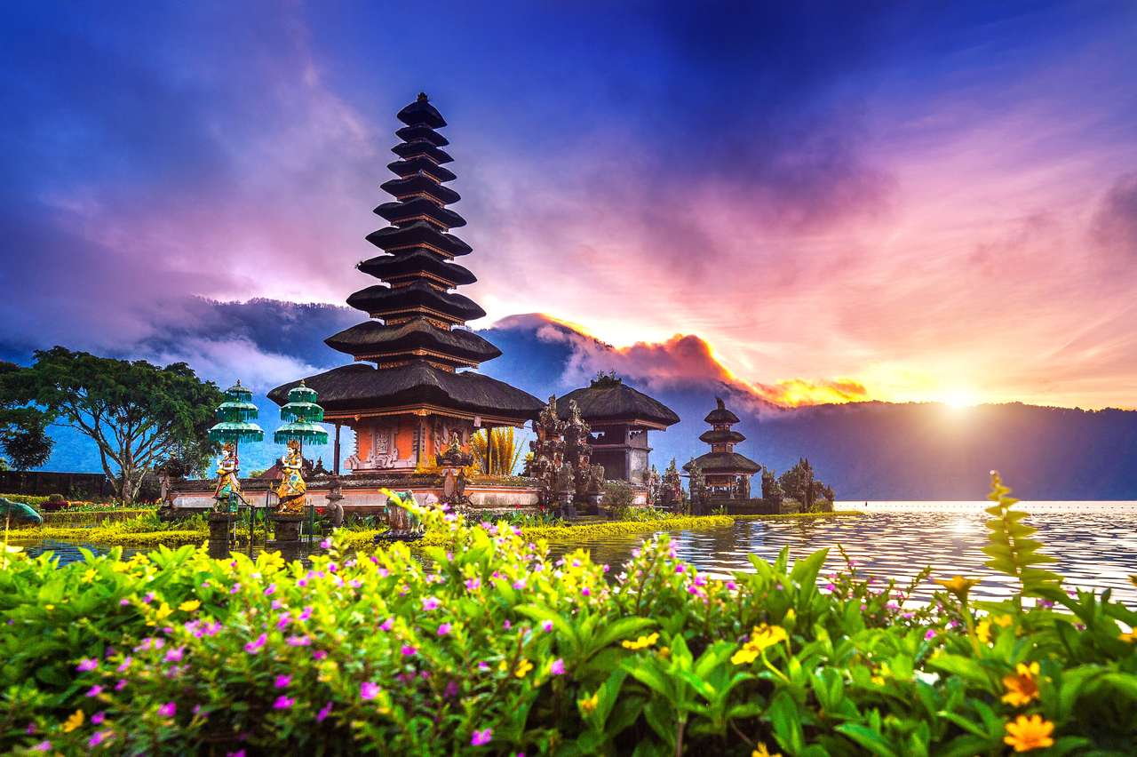 Pura Ulun Danu Bratan chrám v Bali, Indonésie. skládačky online