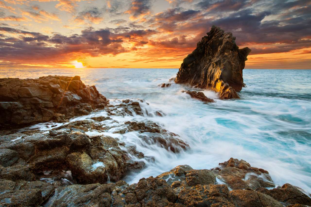 Schöner Sonnenaufgang auf Ozeanküste Puzzlespiel online