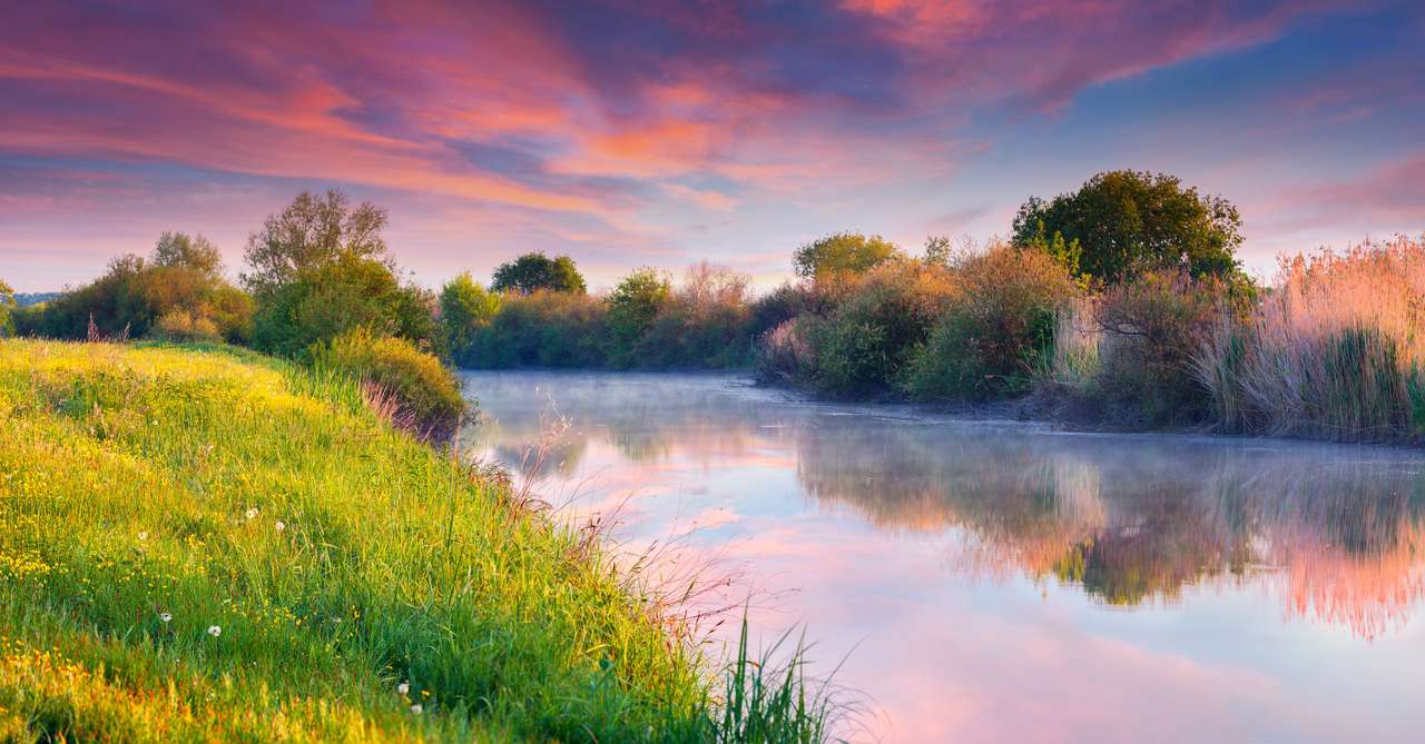 Färgglada sommar soluppgång på floden Pussel online