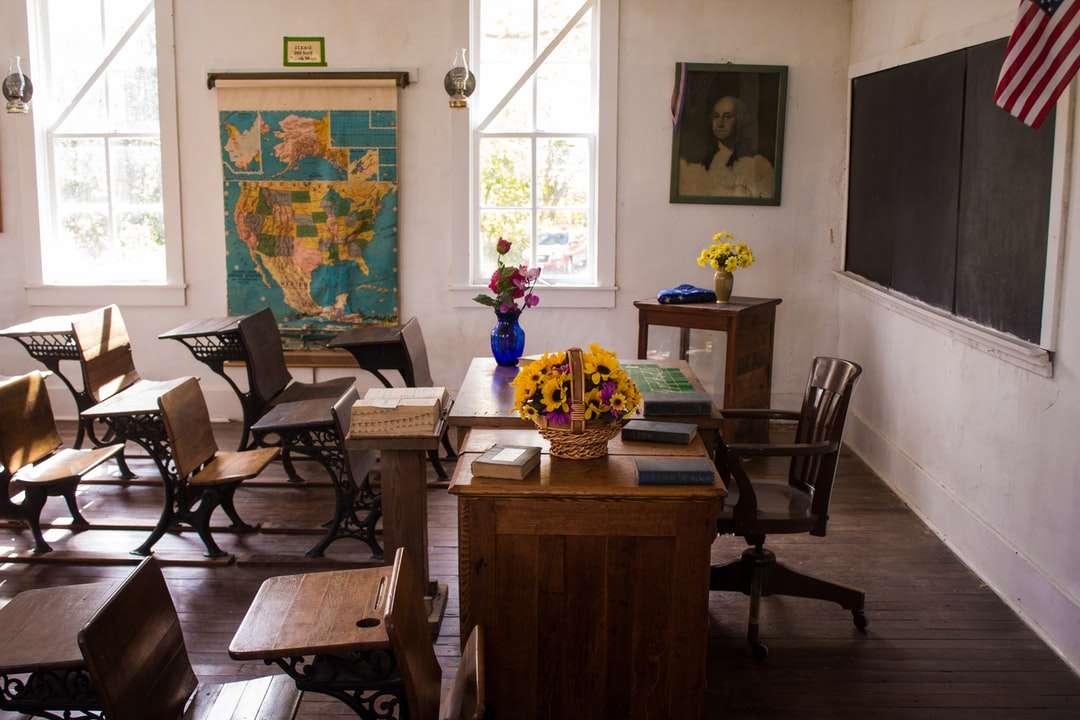 Ledigt vitt målat klassrum med stolar, bord Pussel online