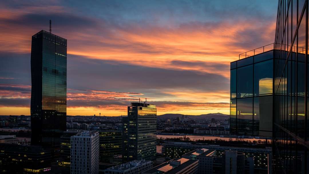 Luchtfoto van hoogbouw gebouw tijdens gouden uur legpuzzel online