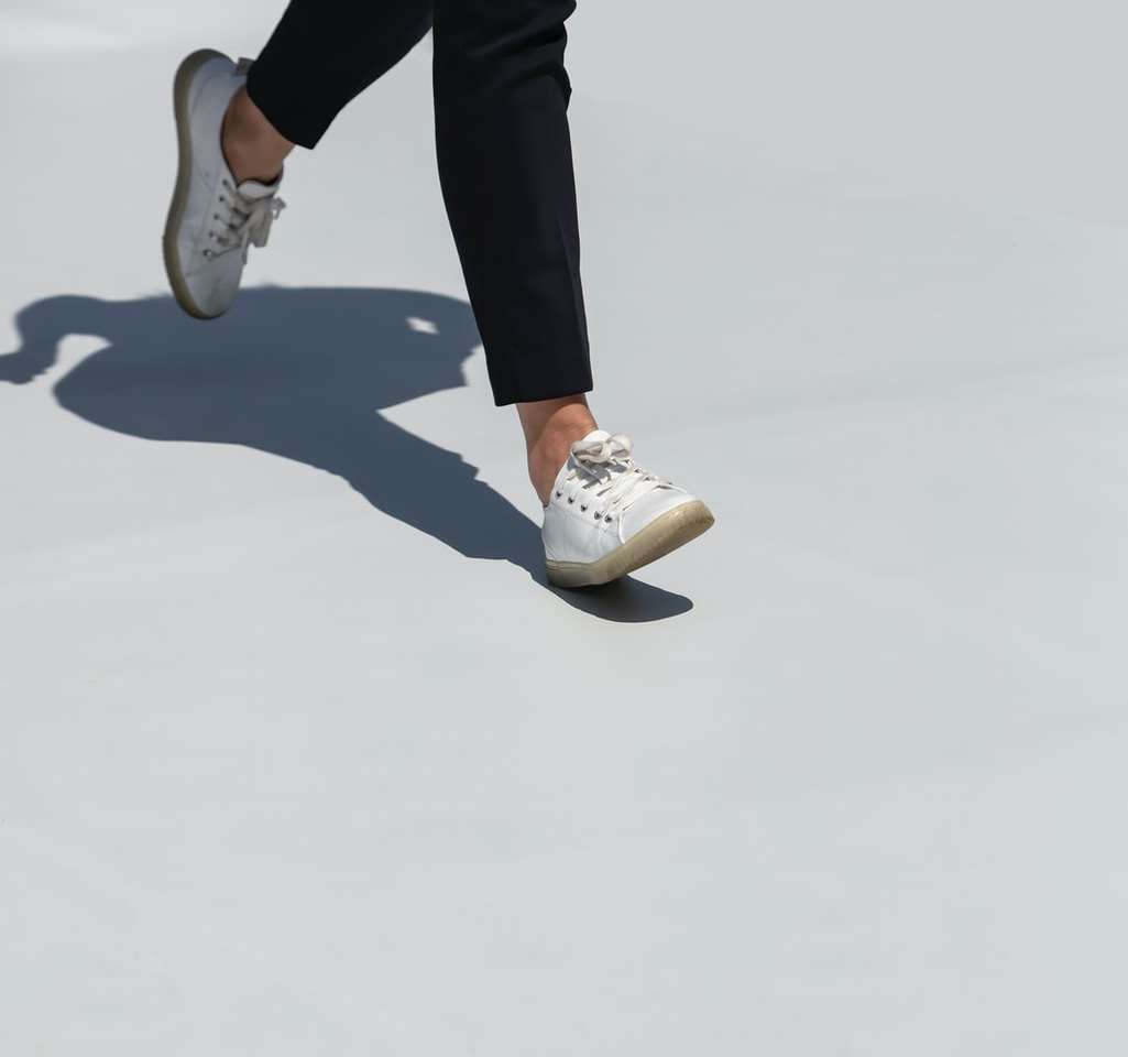 persona in pantaloni neri e scarpe da ginnastica bianche puzzle online