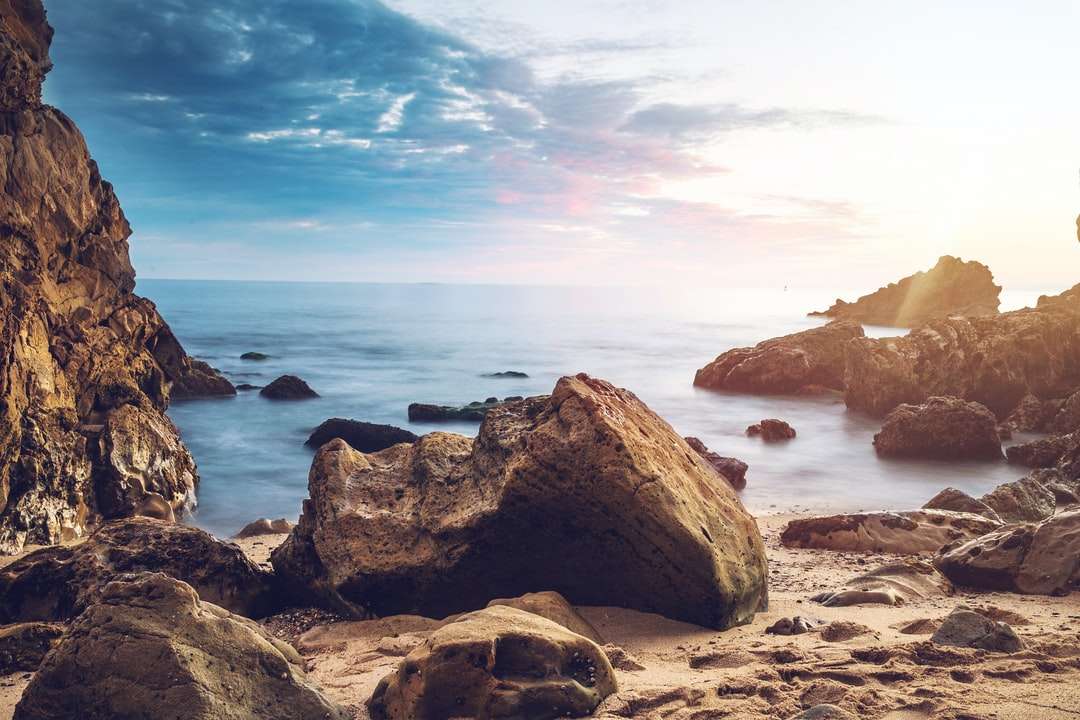 Hatalmas szikla a strand közelében online puzzle