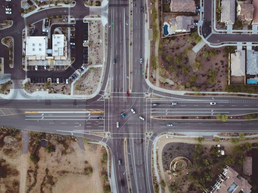 Foto aérea de calles cruzadas. rompecabezas en línea