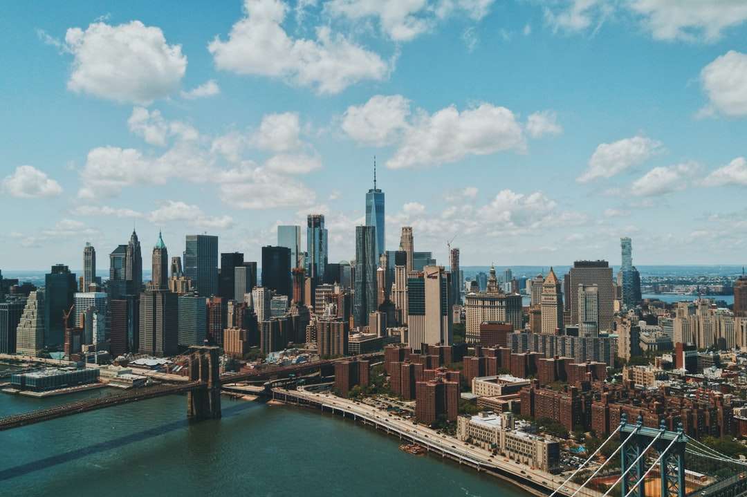 Široký úhel fotografie Brooklyn Bridge pod zatažené obloze skládačky online