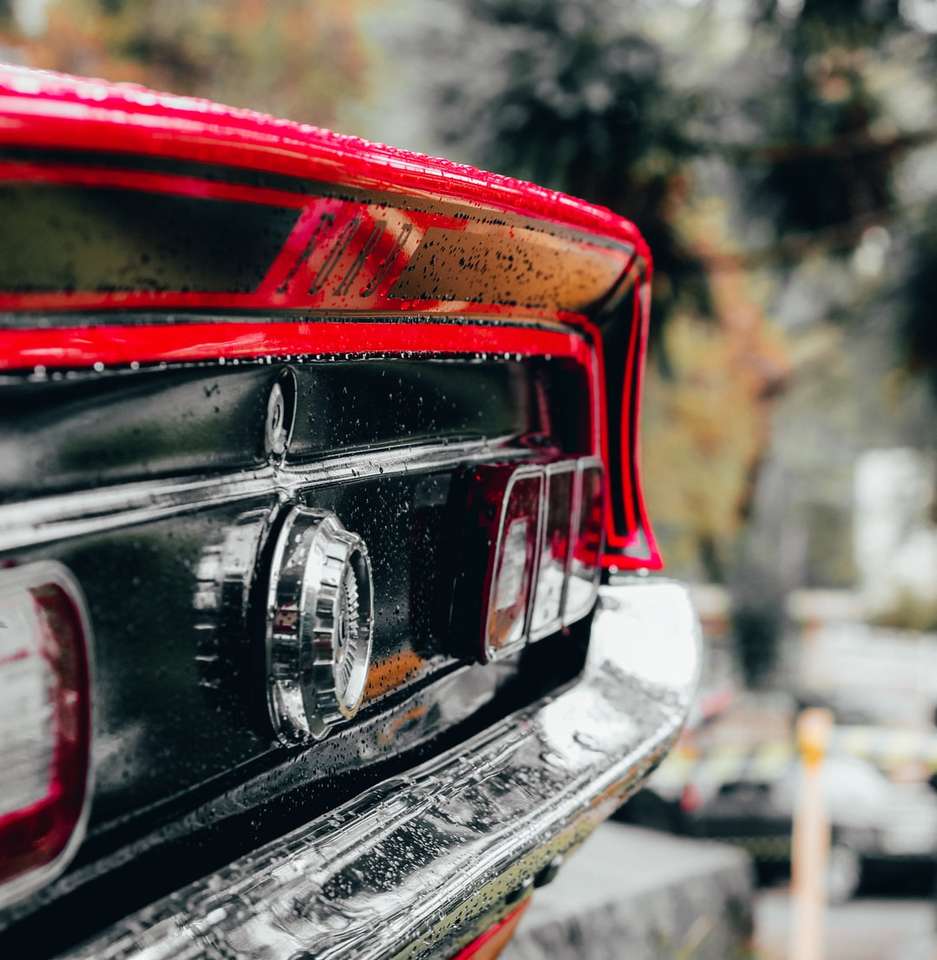 Makrofotografi av rött fordon pussel på nätet