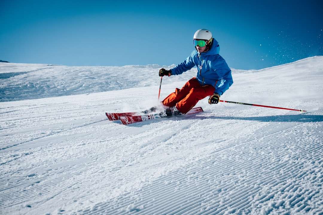 άνθρωπος που κάνει σκι στον πάγο στο λόφο παζλ online
