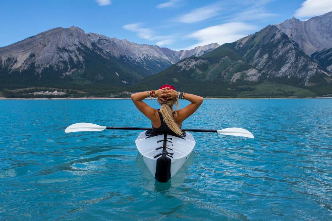 Femme équitation Kayak au milieu de la mer puzzle en ligne