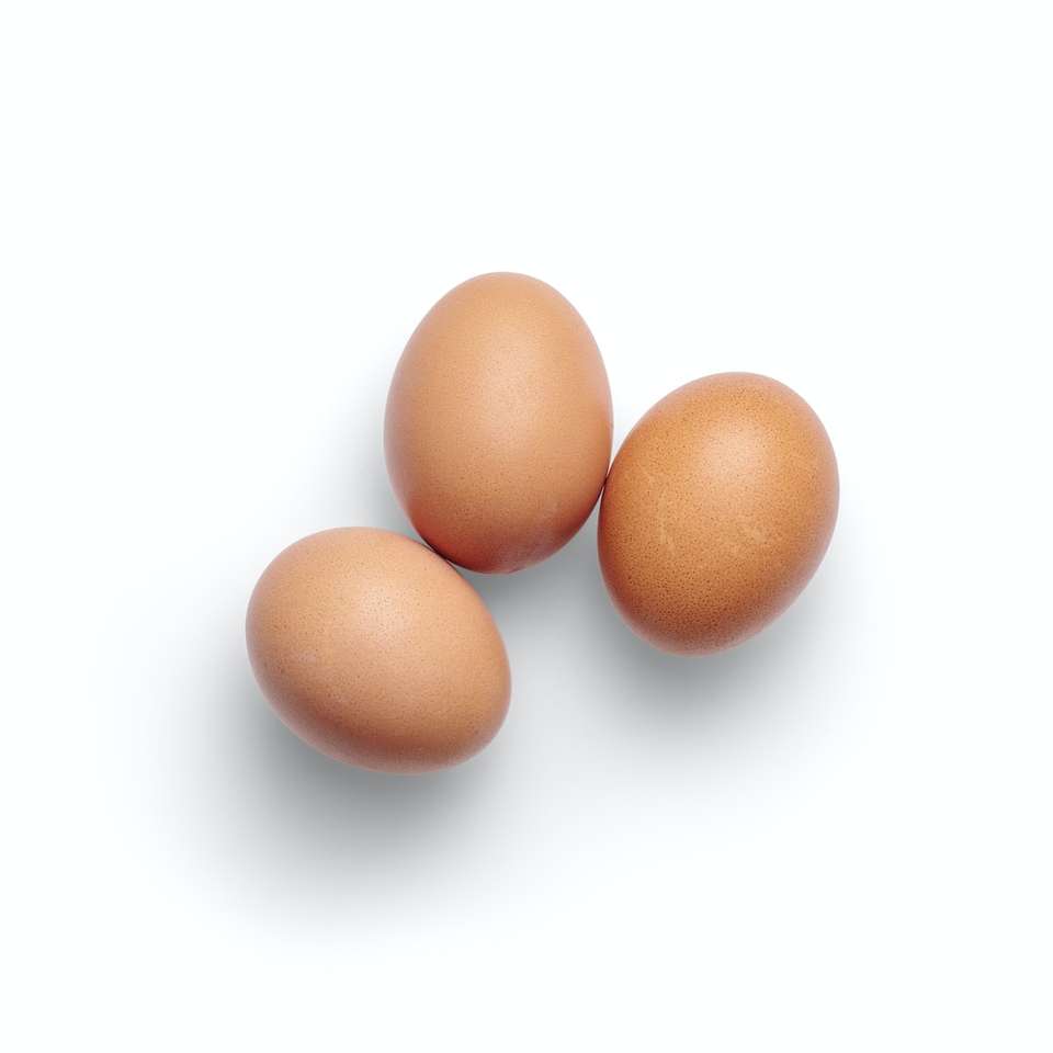 2 Braunes Ei auf weißer Oberfläche Online-Puzzle