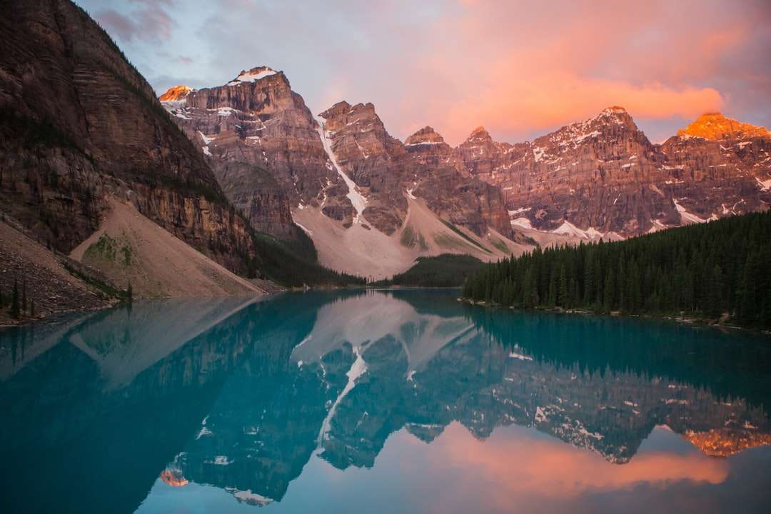 отражение горы на водоеме онлайн-пазл