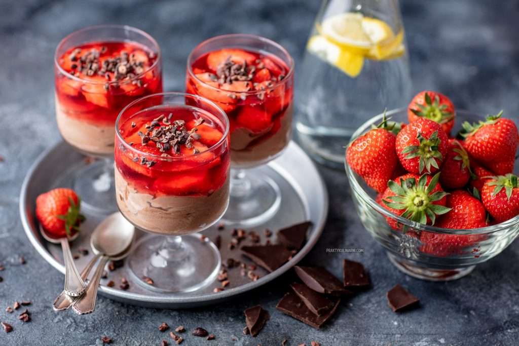 Шоколадний десерт з желе і полуницею пазл онлайн