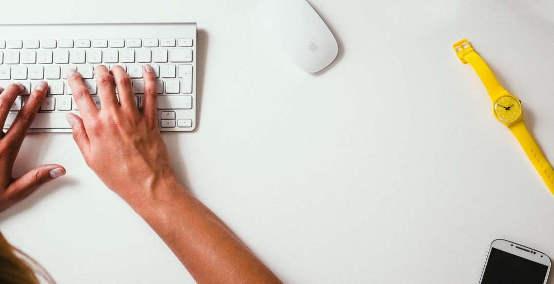 Persoon die op Apple-draadloos toetsenbord typt online puzzel