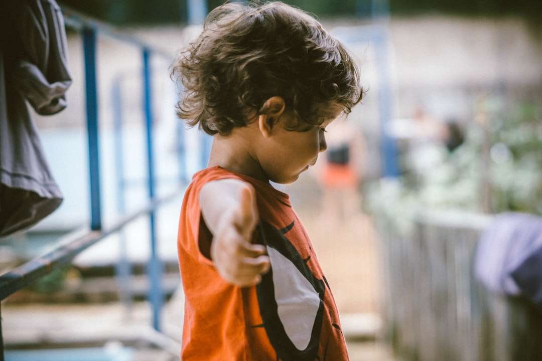 barn som bär deadpool tröja Pussel online