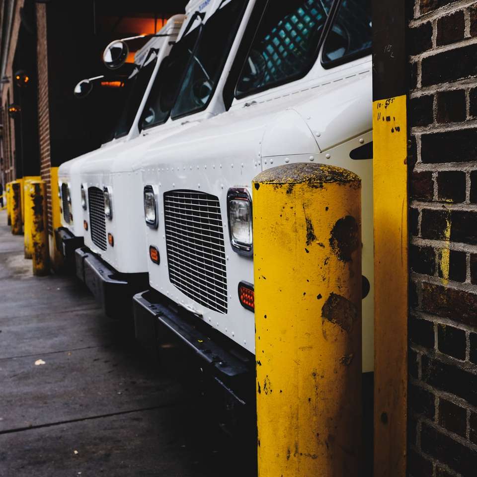 Drei weißes Fahrzeug auf der Garage geparkt Online-Puzzle