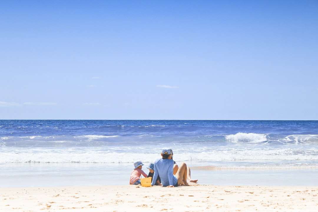 неизвестни лица, които се наслаждават на плажа онлайн пъзел