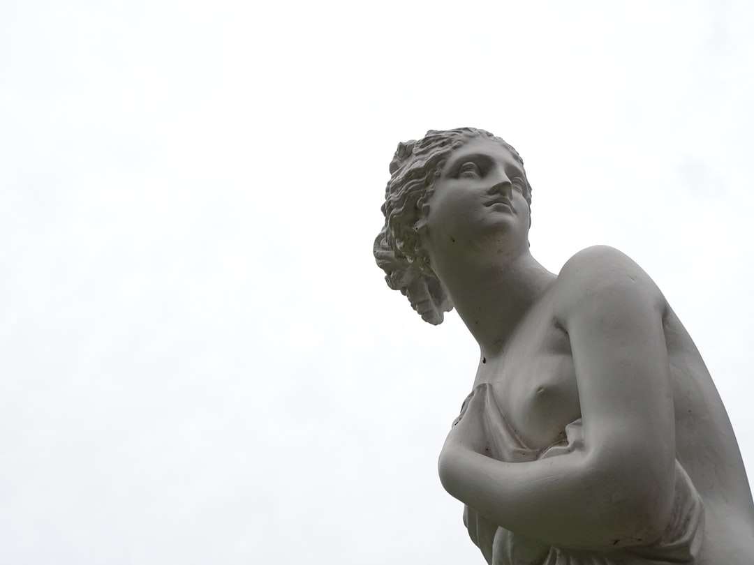 statue de femme aux seins nus puzzle en ligne