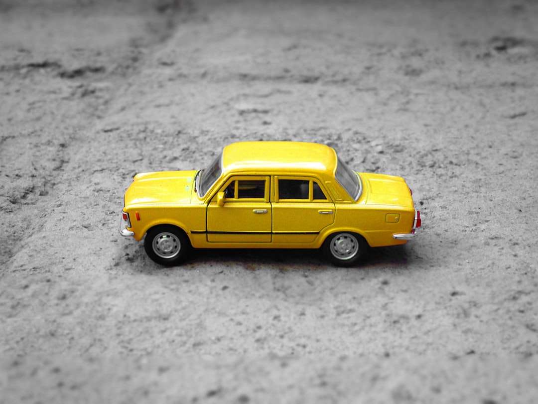 Žlutý sedan umírající na štěrku skládačky online
