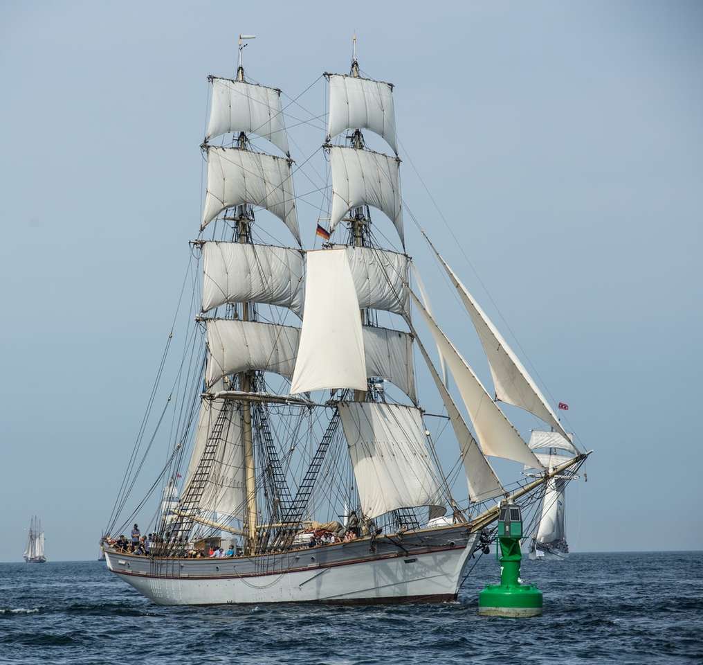 White Clipper Ship på vattenkroppen under dagtid Pussel online