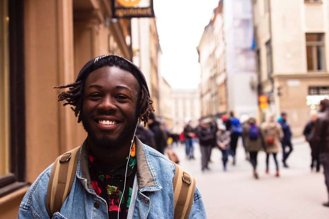 селективен фокус на мъж, усмихнат близо до сградата онлайн пъзел