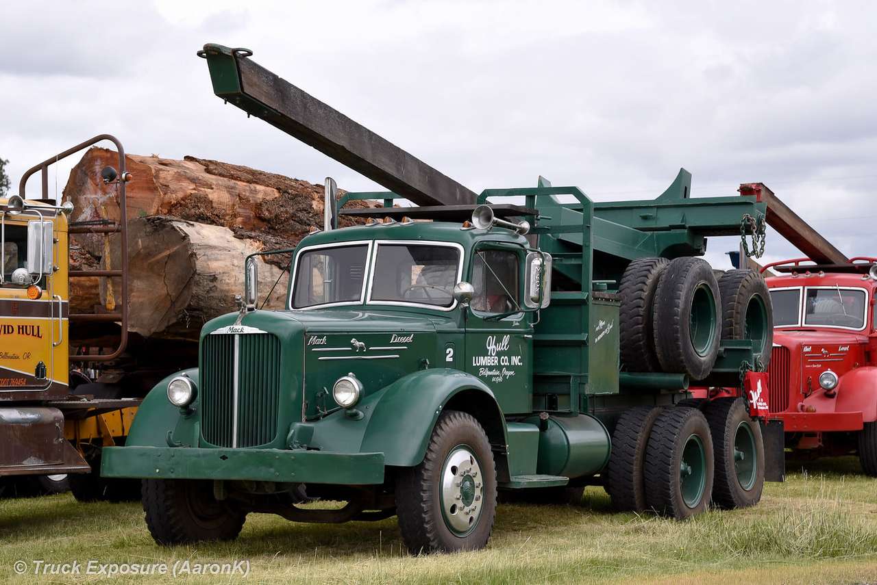 Лесозаготовительный трактор Mack LJ 1947 года выпуска пазл онлайн