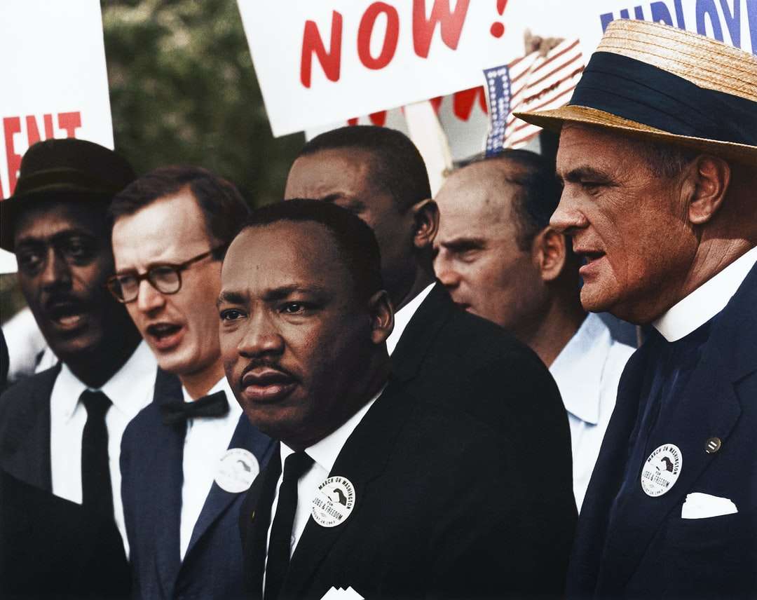 Д-р Мартин Лутър Кинг младши и Матю Ахман в тълпа онлайн пъзел