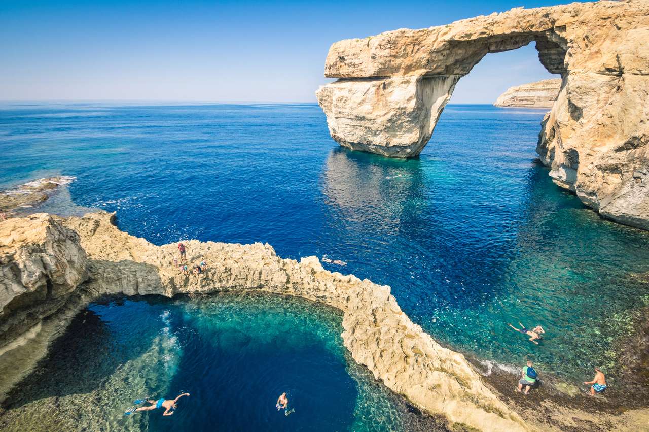 La mundialmente famosa ventana de Azure en la isla de Gozo - Maravilla de la naturaleza mediterránea en la hermosa Malta - Buceadores turísticos irreconocibles rompecabezas en línea