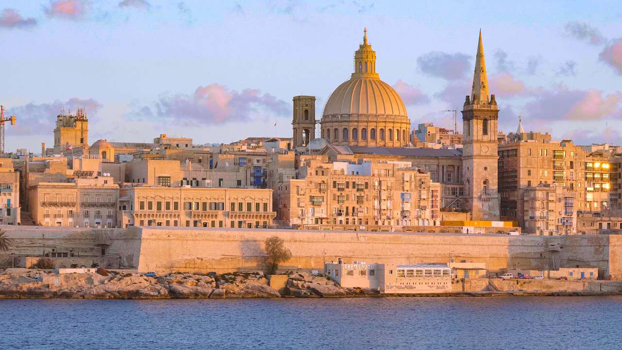 Typische und berühmte Skyline von Valletta - Die Hauptstadt Malta Puzzlespiel online