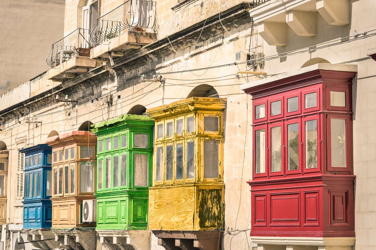 Vieja vendimia de los balcones típicos de los edificios en La Valletta - Viaje colorido en Malta en la carretera - apareció la versión filtrada rompecabezas en línea