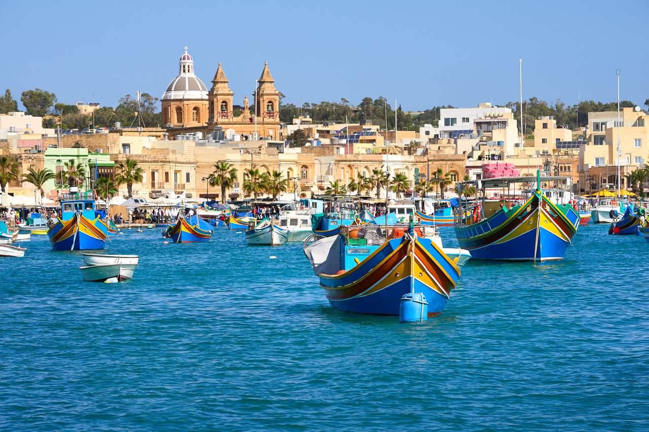 Marsaxlokk kikötő a fényes napsütéses napon kirakós online