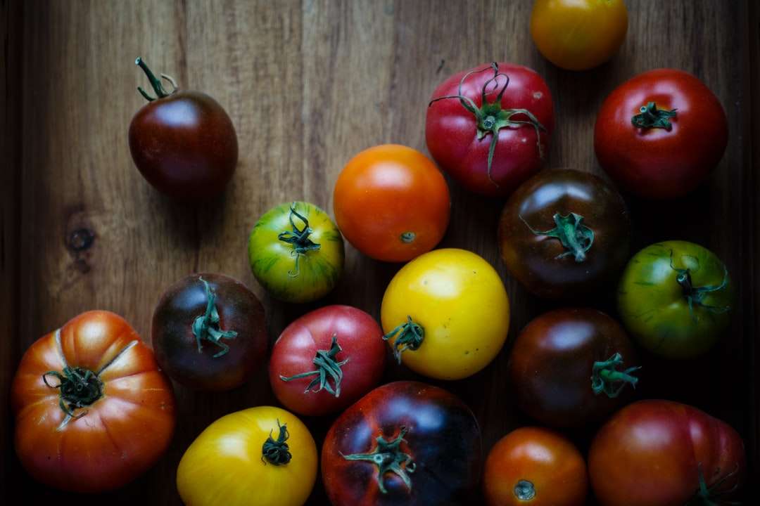 помідори різного кольору на коричневій дерев'яній поверхні пазл онлайн