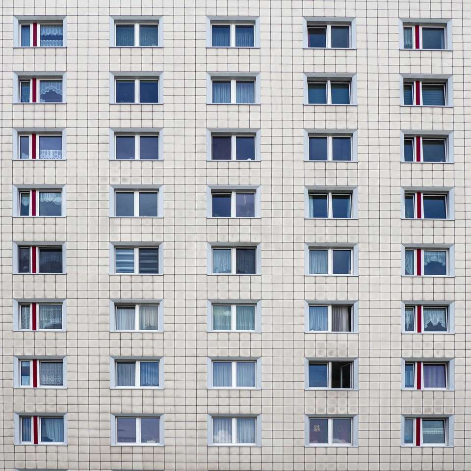 Edificio de concreto blanco con ventanas de vidrio. rompecabezas en línea