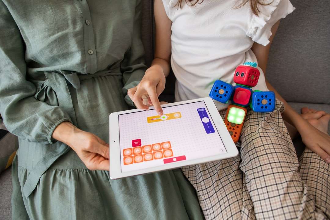 copil care se joacă pe ipad alb jigsaw puzzle online