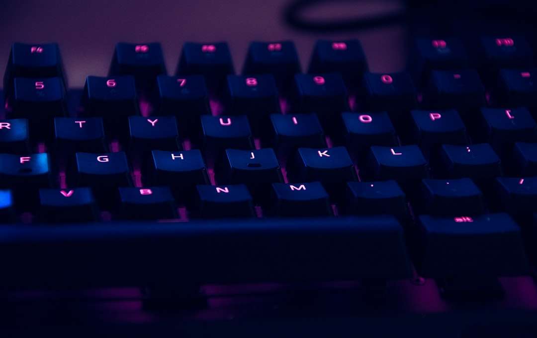 fotografía de enfoque del teclado de la computadora con luces rojas rompecabezas en línea