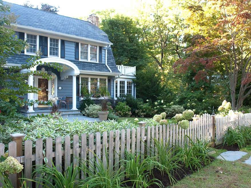 Maison clôturée avec une clôture en bois puzzle en ligne