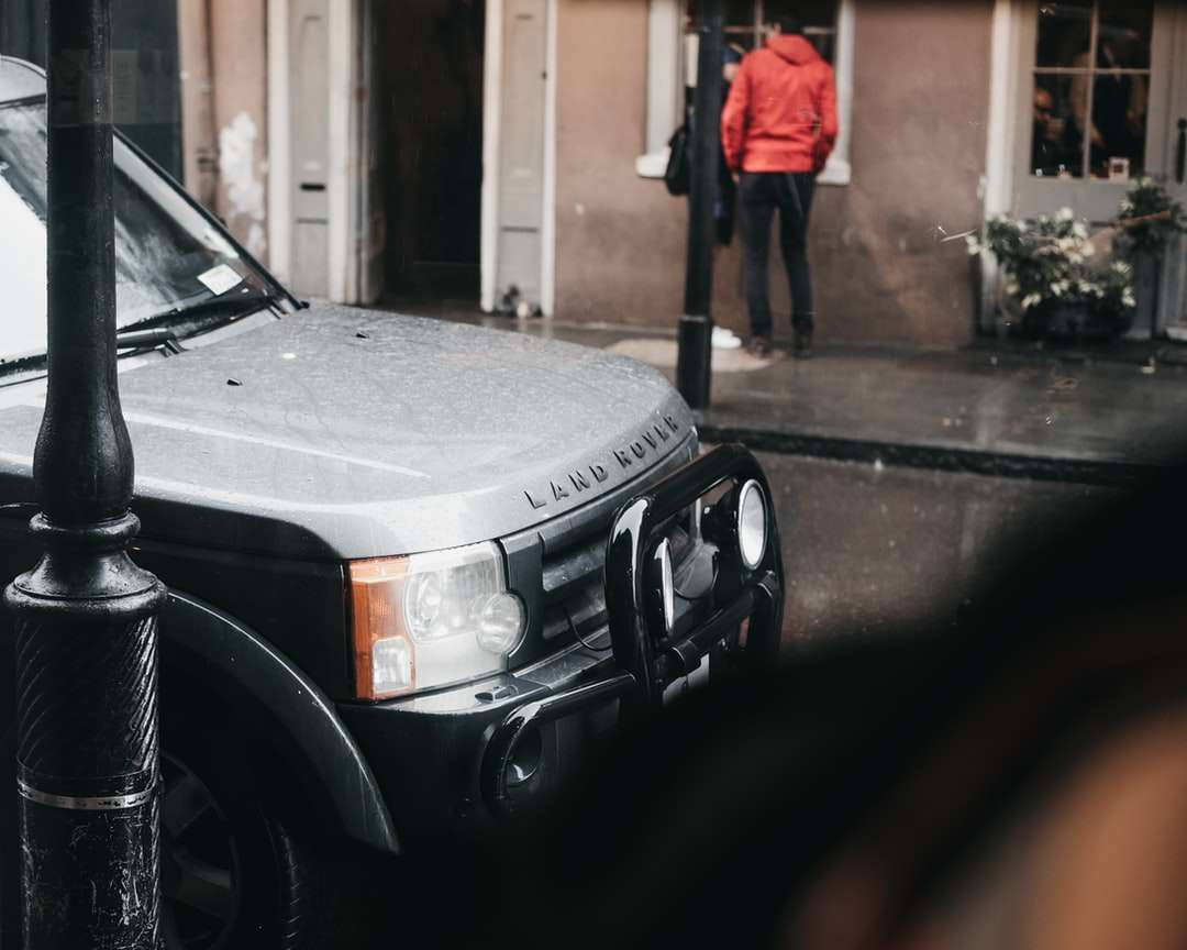 Land Rover parkerade nära stolpen Pussel online