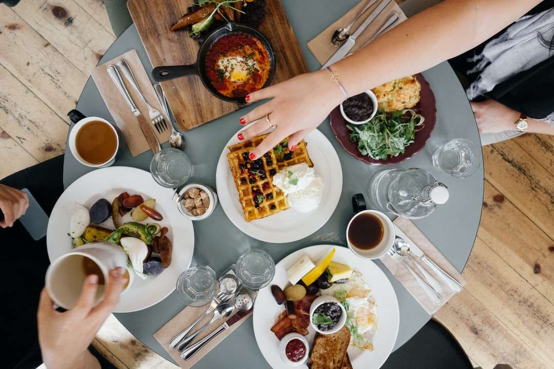 Varietà di alimenti in cima al tavolo grigio puzzle online