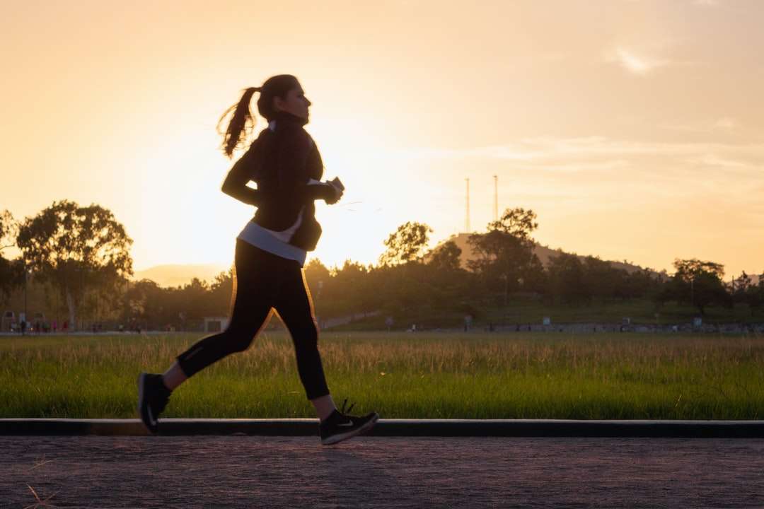 femme en soutien-gorge de sport noir et pantalon noir courir sur l'eau puzzle en ligne