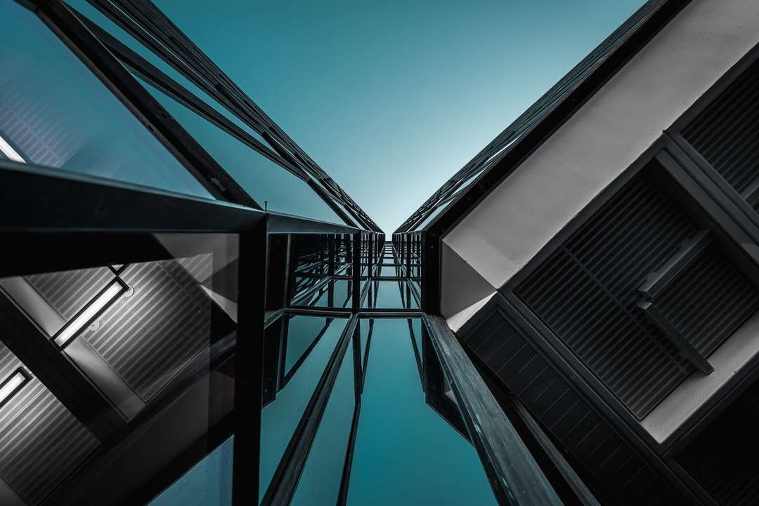 нискоъгълна фотография на сградата онлайн пъзел