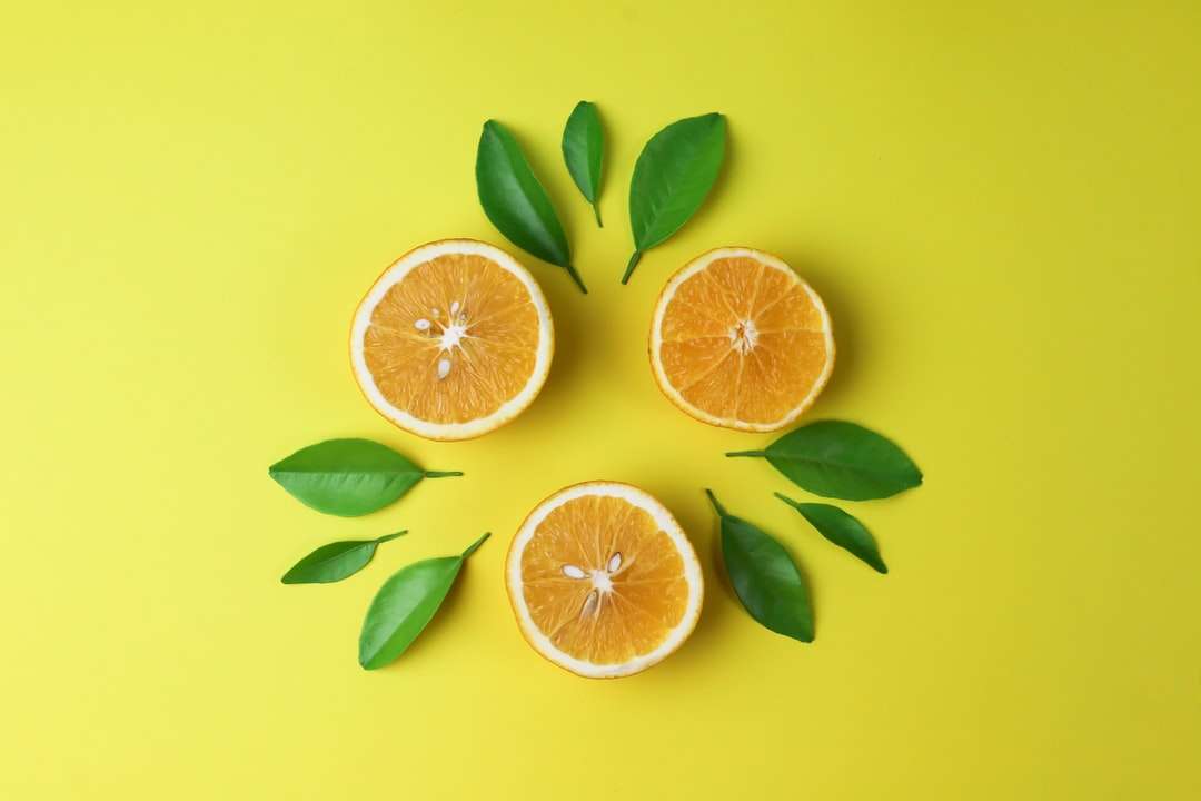 Φέτα πορτοκαλί φρούτα σε κίτρινη επιφάνεια παζλ online