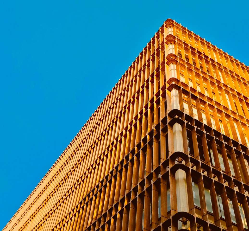 コンクリートの建物のローアングル写真 ジグソーパズルオンライン