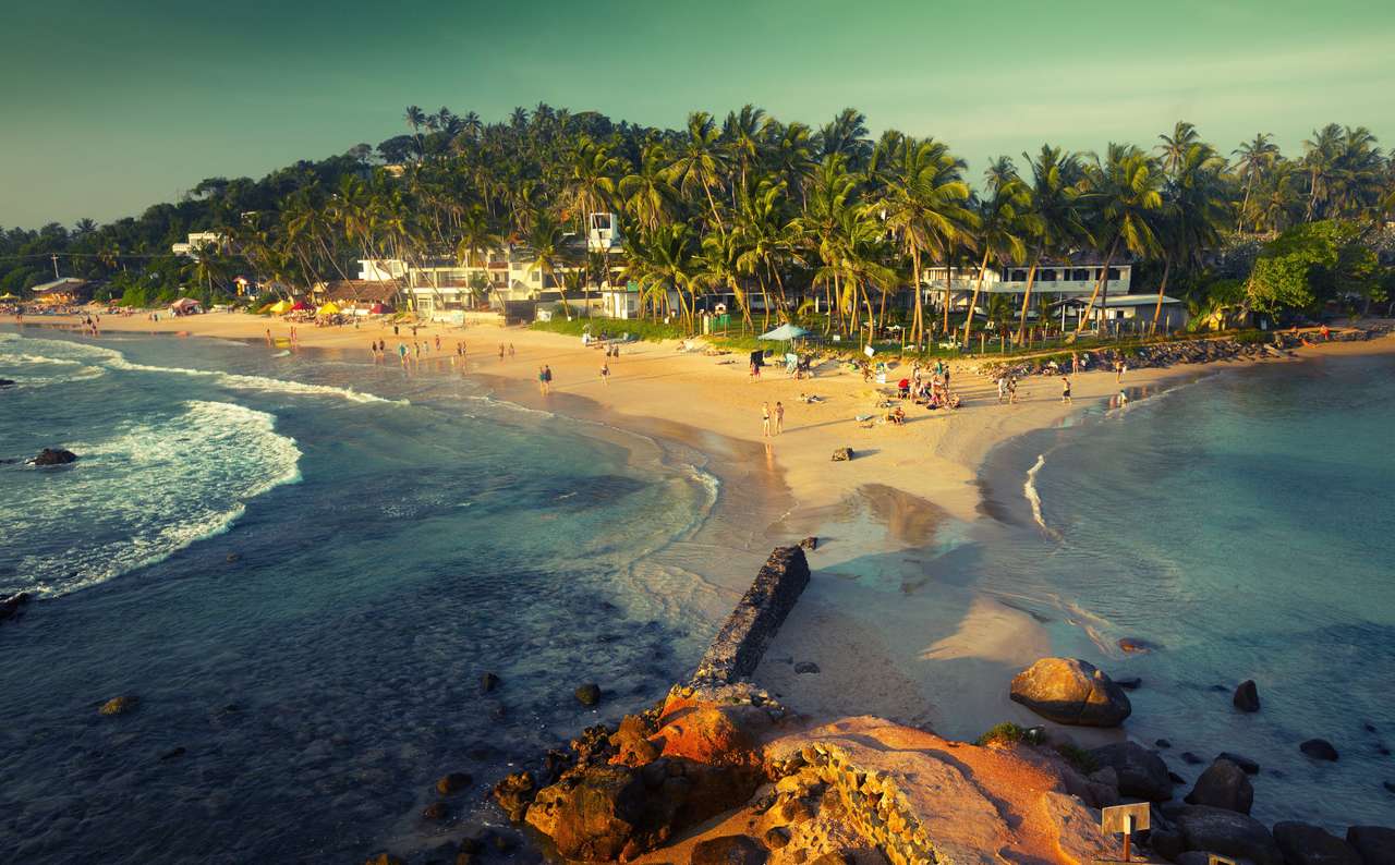 Praia tropical na cidade de Mirissa, Sri Lanka quebra-cabeças online