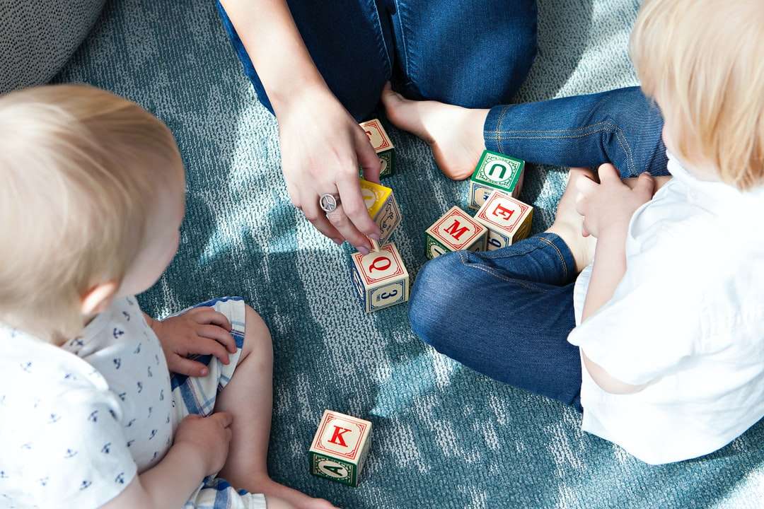 Dos niños pequeños jugando cubos rompecabezas en línea