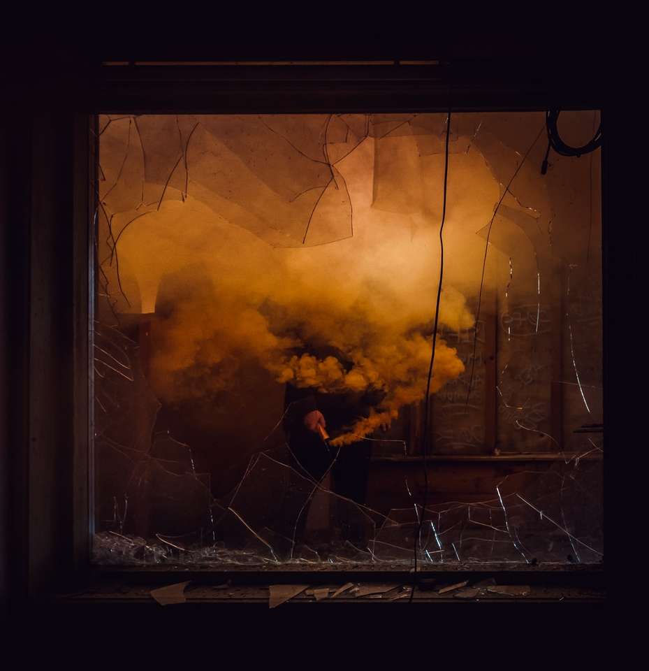 törött üveg ablak a füst közelében kirakós online