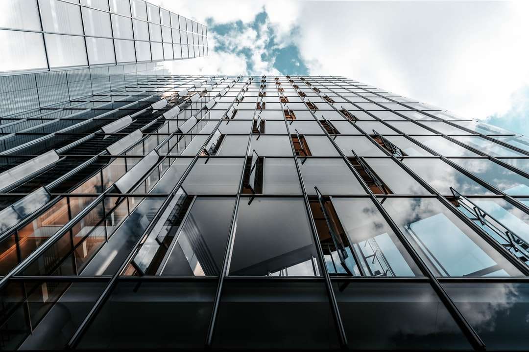 Снимка с нисък ъгъл на сграда със стъклена завеса онлайн пъзел