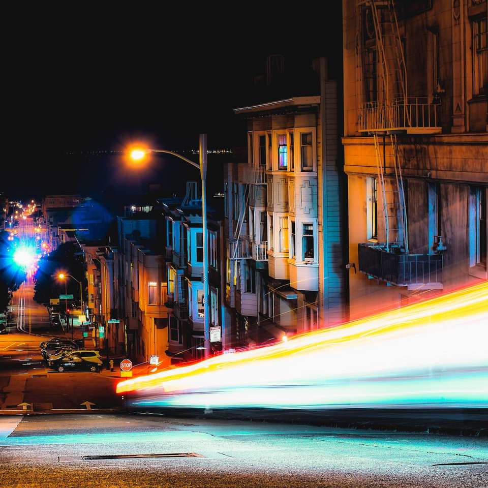 Foto de lapso de tempo da rua da cidade durante a noite quebra-cabeças online