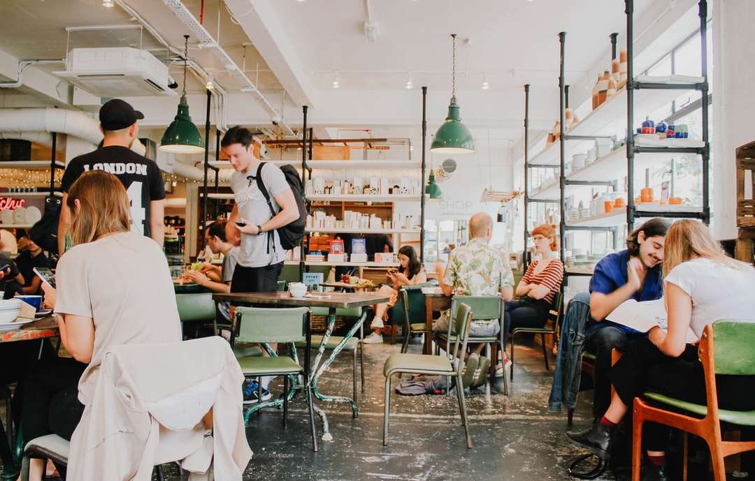Lidé jíst uvnitř kavárny během dne skládačky online