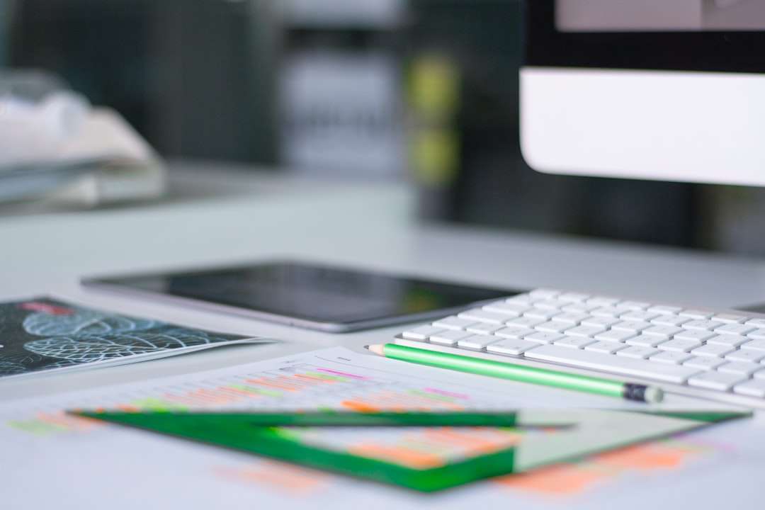 ασημί iMac κοντά στο Magic Keyboard και πράσινο εργαλείο μέτρησης online παζλ