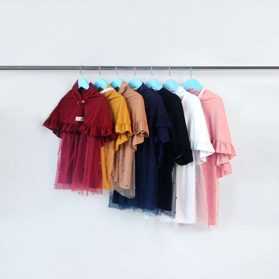 дрехи в различни цветове онлайн пъзел