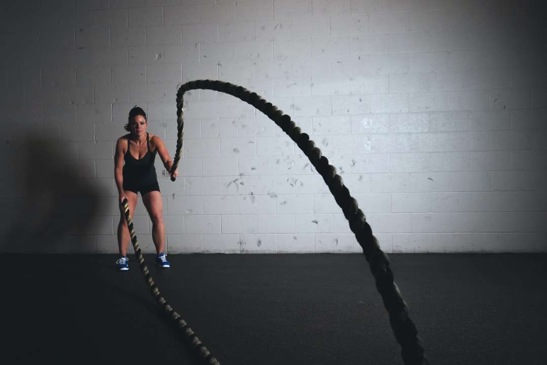жінка тримає коричневі мотузки пазл онлайн